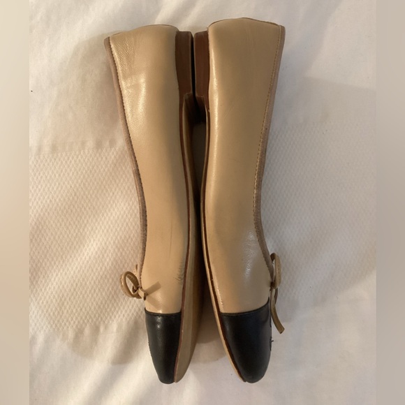 Chanel
Chanel Beige/Black Leather CC Cap Toe Bow Ballet Flats - Picture 6 of 13